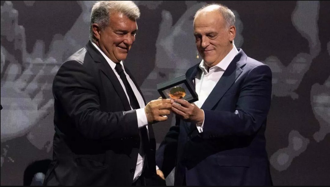 carpetasFCB's tweet photo. 📂 @ferrancorreas 

🚨✅ Tebas, ya le ha confirmado al del Barça, Joan Laporta, que el club azulgrana podrá operar en este mercado veraniego bajo la regla del 1-1 del 'fair play' financiero de LaLiga.

👉 El presidente de LaLiga considera que el Barça ha hecho los deberes y todo aquello que le pedía al club azulgrana para regresar a la normalidad.