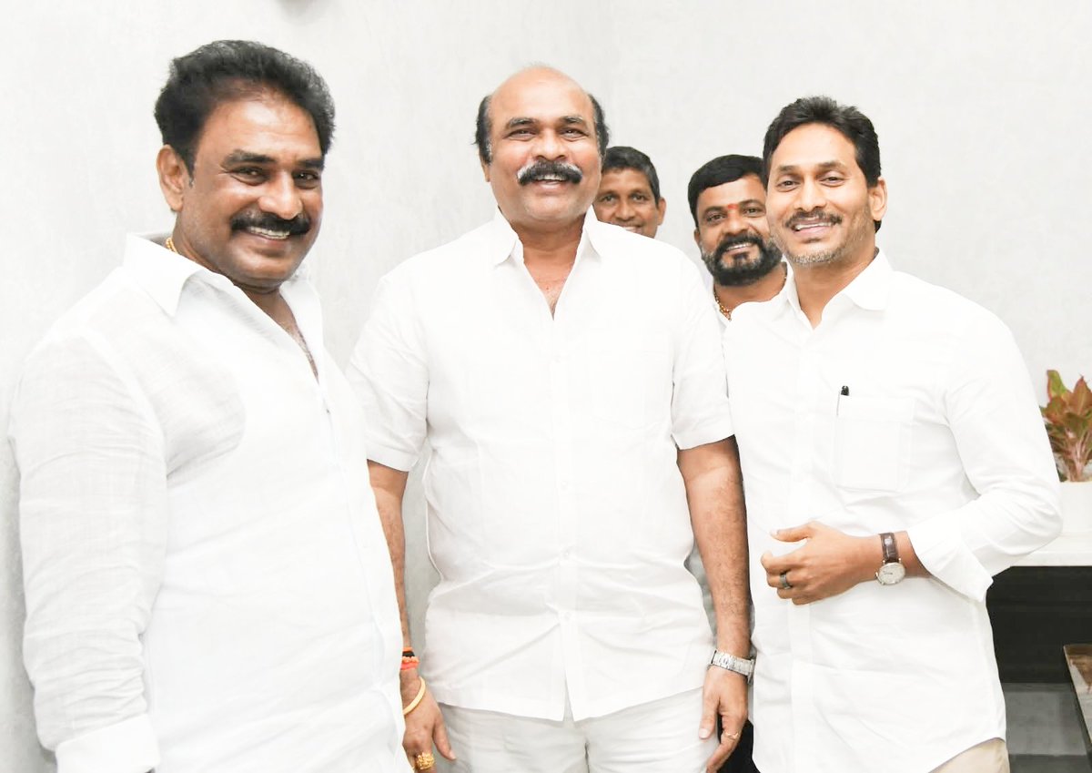 ఈరోజు మాజీ ముఖ్యమంత్రి వర్యులు శ్రీ <a href="/ysjagan/">YS Jagan Mohan Reddy</a> గారిని తాడేపల్లి కార్యాలయంలో మర్యాదపూర్వకంగా కలవడం జరిగింది.
#YSJagan #YSRCP   #PinnelliRamaKrishnaReddy