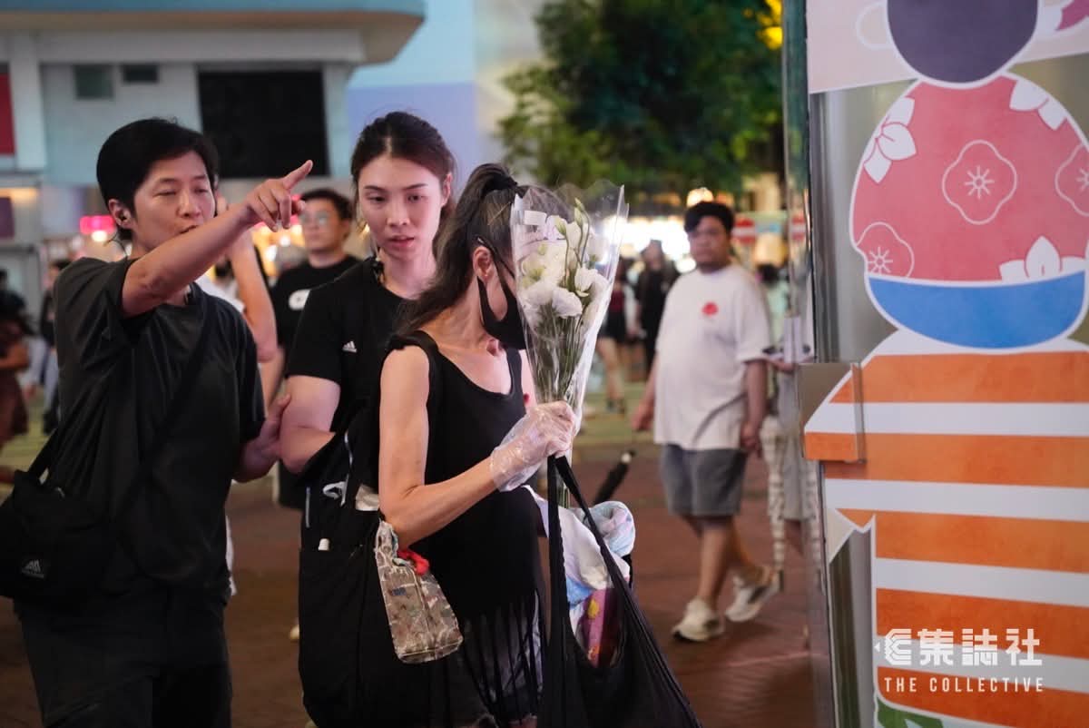 RazvenHK's tweet photo. A tourist approached, he asked what was happening, he couldn't fathom how flowers could cause such a reaction from the police. 
"Even without protestors, there'd still be police around Tiananmen on June 4, would there not?"
He paused, "I think I understand now." and walked away. https://t.co/Rkpgp8MEzT