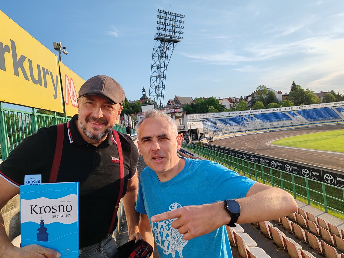 Z Maciejem Kozą, który w książce #KrosnoNaGranicy pojawia się w rozdziale o muzycznej scenie Krosna 💙 przy zespole Jezus Chytrus Oi #punkrock.
Przekazanie egz. nastąpiło na stadionie piłkarsko-żużlowym, na jednym z meczów Karpat Krosno, maj 24.
Wydawca książki <a href="/ruthenus_krosno/">Wydawnictwo Ruthenus</a>