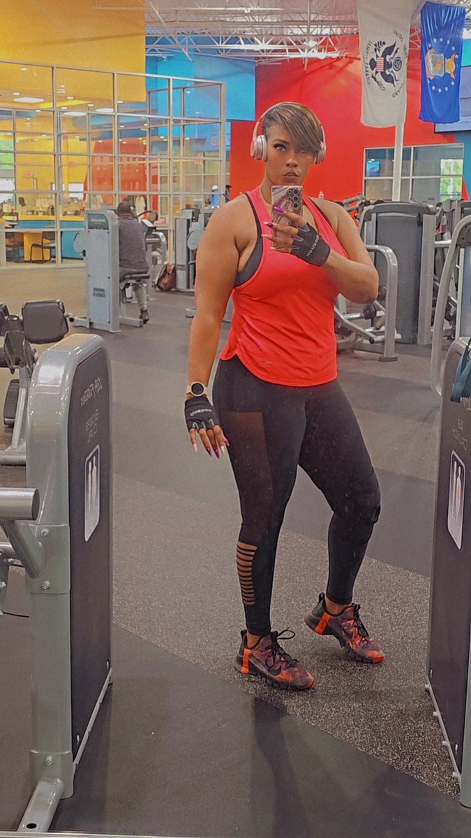 FirstLadyFlex's tweet photo. Looks like a beauty, but trains like a beast‼️😤💨💪🏾👑❤️‍🔥

Midweek motivation: stay focused, stay strong.
#1stladyflex #coachjohnson #fitmom #fitcoach   #fortyplusandfabulous #amazonbeauty  #gymaddict #humpdaymotivation  #fitnessmotivation #strongisthenewbeautiful  #strongissexy https://t.co/VtJ6dOpkoM