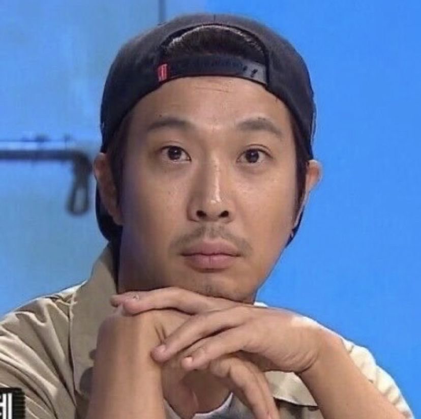 오늘 계절학기 타과 강의 때 있었던 일
교수님: 너네 전공 힘들다 생각이 들면 전자과를 봐, 쟤네는 과목도 빡센데 고학년이 전공만 18학점을 들어
(나를 보며)그치?
나: 맞슴다...

3학년인데 교양 없이 싹다 주전공 + 복수전공 하는 내가 레전드다 진짜
항공전자 오세요 재밌어요 허허😇