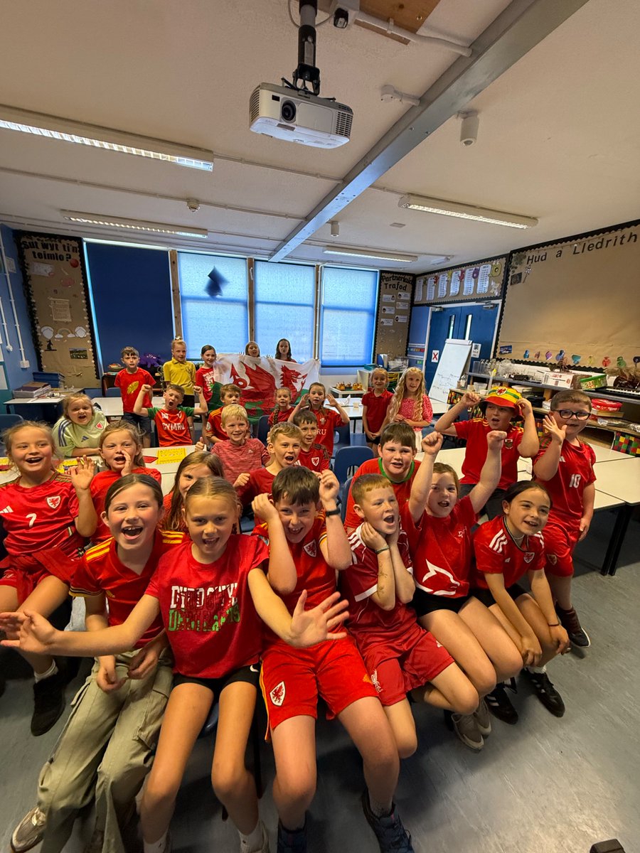 C’mon Cymru 🏴󠁧󠁢󠁷󠁬󠁳󠁿 #jambori25 #poblwccymru <a href="/FAWales/">FA WALES</a>