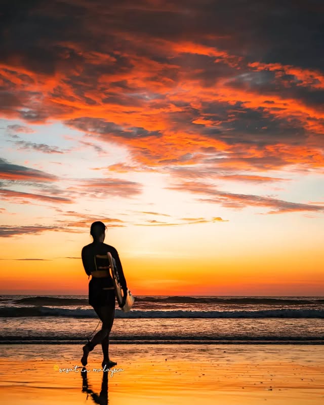 One sunset a day, keeps the mind at bay.

📍 2nd Beach Tanjung Aru, Kota Kinabalu, Sabah

Word &amp; photo by @sesat_in_malaysia

#exploresabah #KKCity