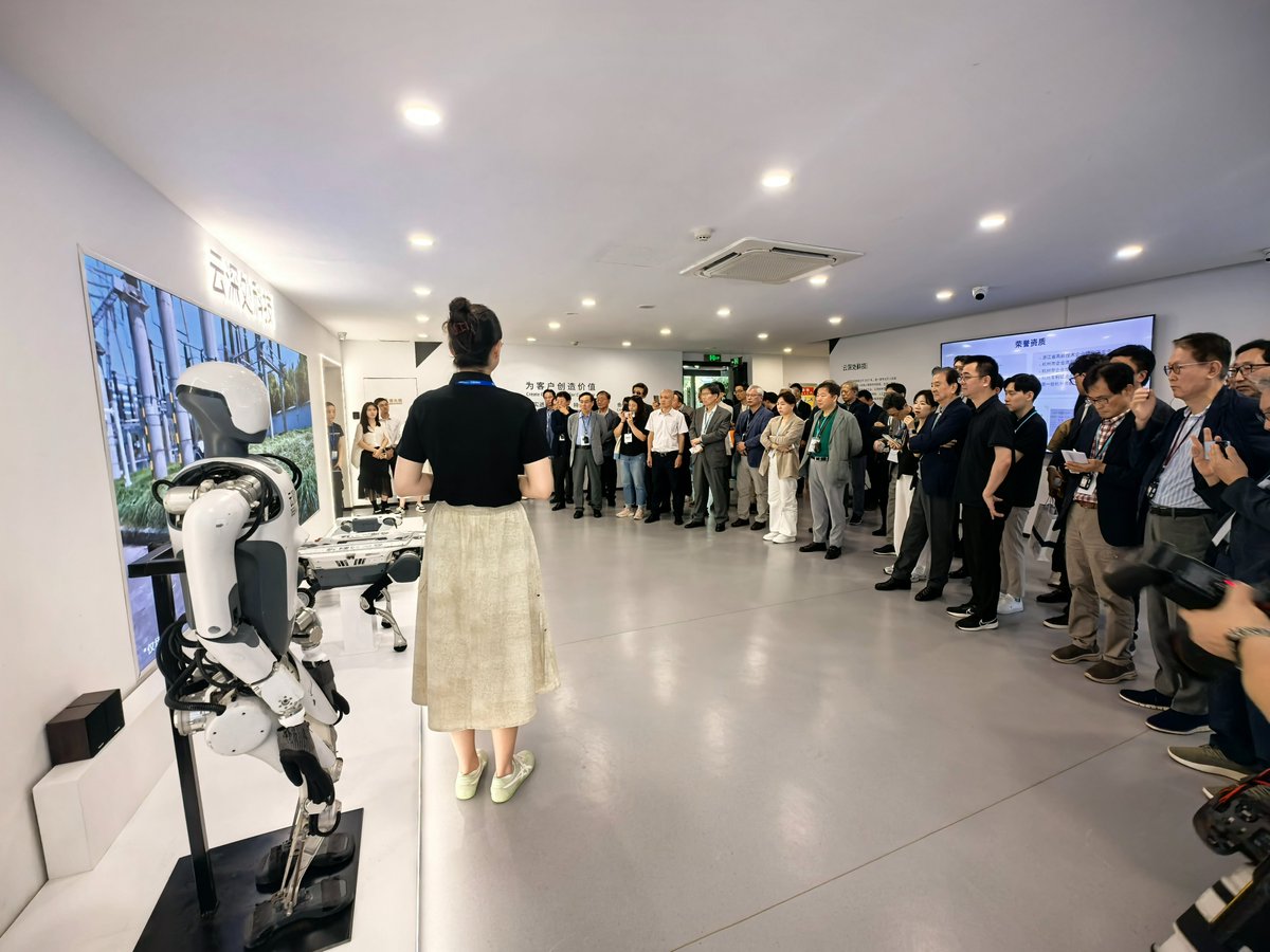 DeepRobotics_CN's tweet image. 🌟 Exciting Visit from Korean Delegation to DEEP Robotics! 🤖
On July 2nd, we were honored to welcome a 56-member delegation from South Korea, led by Mr. Hong Seok-hyun, Chairman of JoongAng Holdings. The delegation included representatives from Korean government policy research…