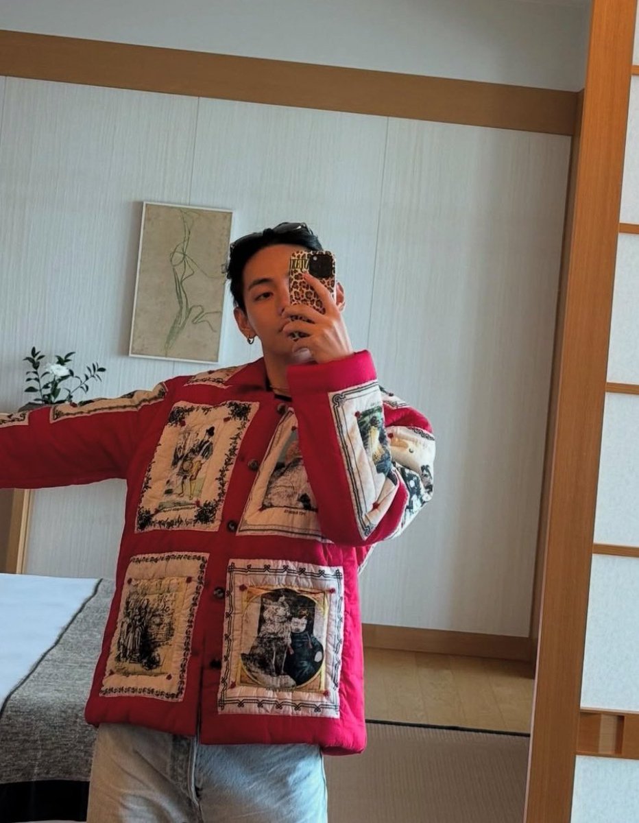 7RKIVES's tweet image. can someone tell me where taehyung's top is from?