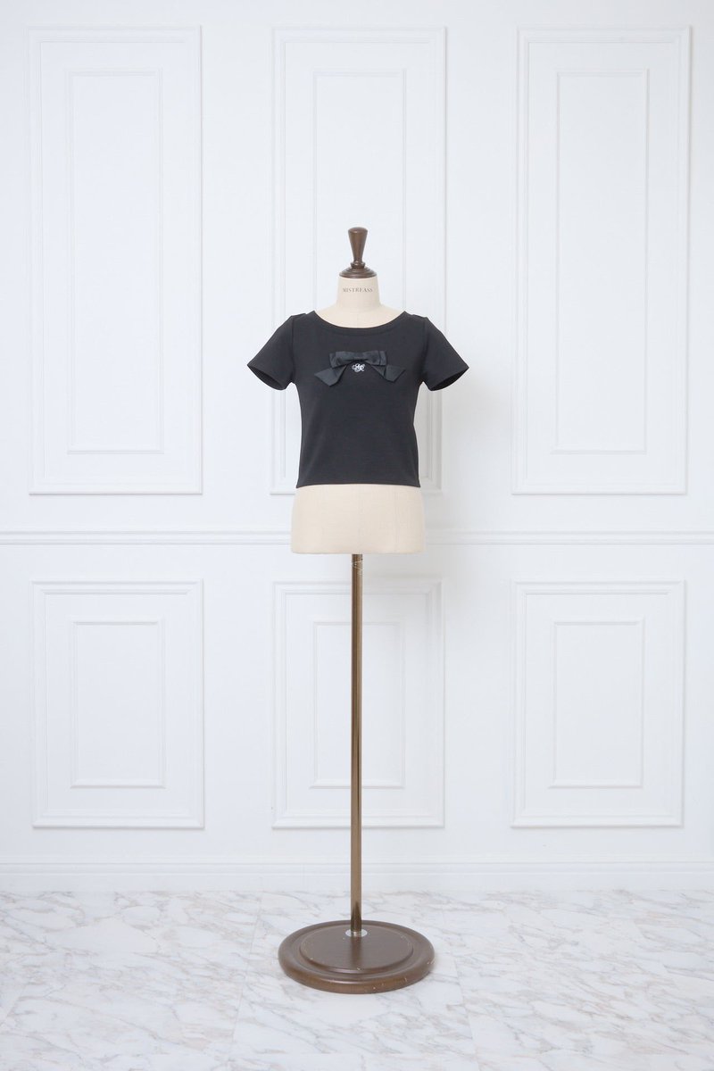 〈𝖥𝗋𝗈𝗇𝗍 𝖱𝗂𝖻𝖻𝗈𝗇 𝖢𝗈𝗆𝗉𝖺𝖼𝗍 𝖳-𝖲𝗁𝗂𝗋𝗍〉
⁡
リボンとロゴ刺繍が目を引く、コンパクトTシャツ🎀
今年はフロントにリボンをあしらい、特別な一枚に仕上げました🫧
配色のロゴ刺繍もアクセントに🪡
⁡
𝟩月𝟥日(木) 𝟤𝟢時発売
<a href="/yua_mikami/">三上悠亜</a>　
⁡
#mistreass #ミストレアス