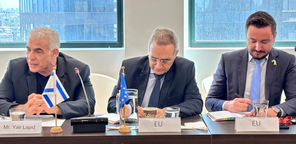 The EU member states' ambassadors in Israel had a constructive exchange with Opposition Leader @YairLapid on urgent regional matters. We reiterated our call for an immediate ceasefire and the unconditional release of all hostages, leading to a permanent end to hostilities.