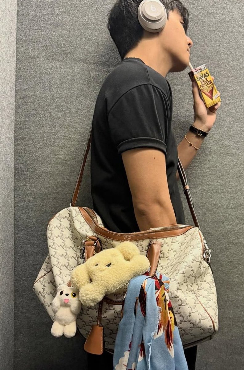 bts613ot7's tweet image. #taekookau #drabble (this tk comfort key chain inspired me)

Jungkook:
Tae, do you know where my comfort keychain is? It was on my bag… now it’s gone 😞

Taehyung:
Nope, Kook. I have my blue one. Haven’t seen yours.

Jungkook:
[shares photo]
+