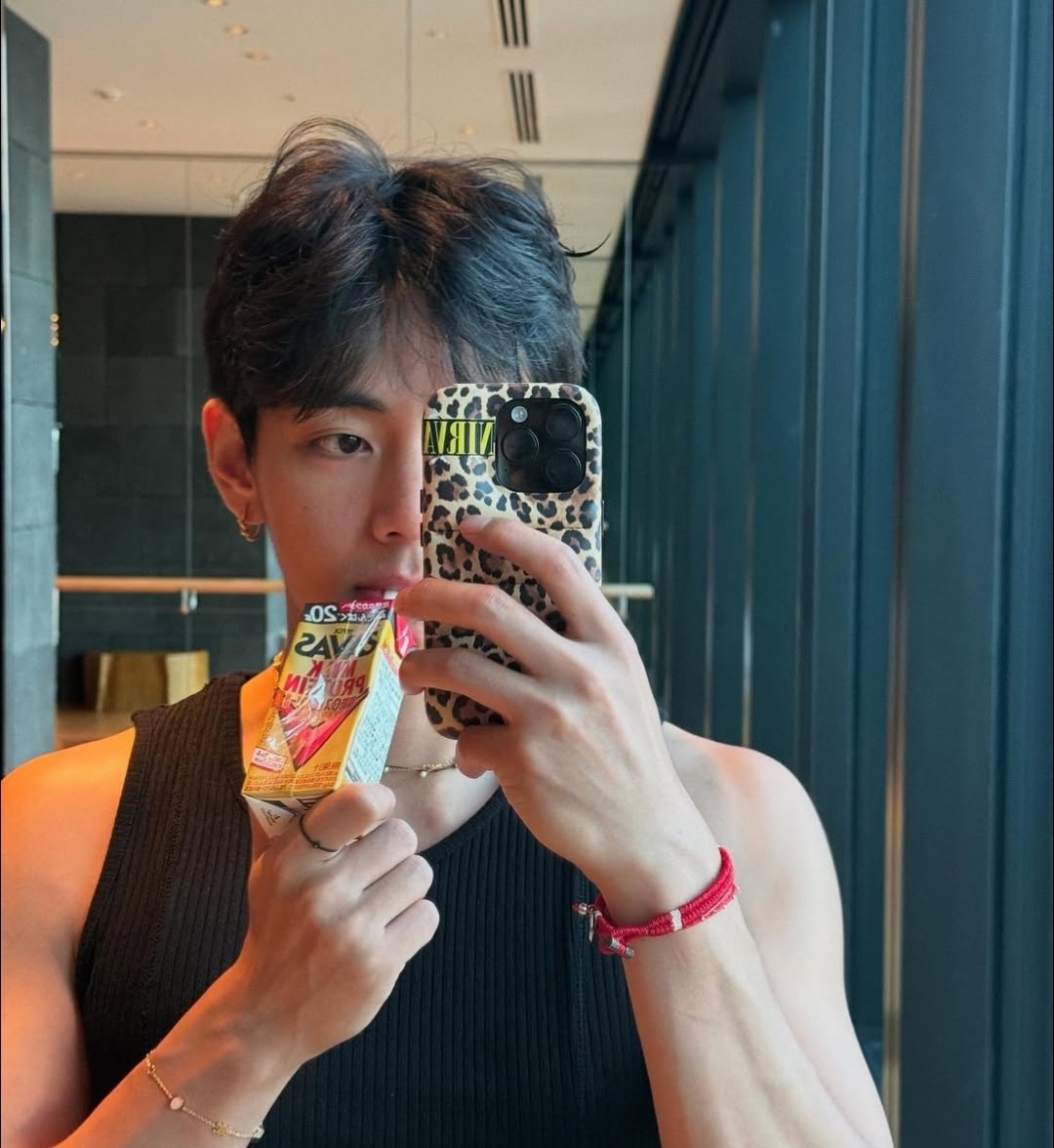 kooguksu's tweet photo. primeiro coreano idol barítono saxofonista cantor de jazz ator musculoso roqueiro artista lgbthv estiloso celine boy eclético bombom de caramelo do sorriso quadrado guerreiro especial do sdt apreciador de sucos de caixinha manhoso DO MUNDO https://t.co/K0DNhhXK5Y