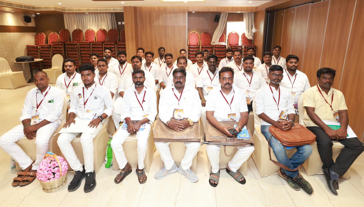 Udhaystalin's tweet photo. கழக இளைஞர் அணி நிர்வாகிகளுக்கு, சமூக வலைதளப் பயிற்சியளிக்கவும் அவர்களின் சமூக வலைதளம் சார்ந்த பணிகளை ஒருங்கிணைக்கவும் தலைமைக் கழகத்தின் ஒப்புதலுடன் கழகத் தலைவர் @mkstalin அவர்களின் வழிகாட்டுதலில், கழக மாவட்டத்துக்கு ஒருவர் என அனைத்து மாவட்டங்களிலும் @dmk_youthwing  துணை அமைப்பாளர்கள் நியமிக்கப்படவுள்ளனர்.

அந்த வகையில், இராணிப்பேட்டை, திருப்பத்தூர், வேலூர், திருவண்ணாமல��� வடக்கு, திருவண்ணாமலை தெற்கு மாவட்ட சமூக வலைதளத் துணை அமைப்பாளர் பொறுப்புகளுக்கு விண்ணப்பித்திருந்தவர்களை, மாநில துணைச் செயலாளர் சகோதரர்  @Prabhugajendran முன்னிலையில் இன்று நேர்காணல் செய்தோம்.

அவர்களின் சமூக வலைதளப் பக்கங்களைப் பார்வையிட்டு, அவர்கள் இதுவரை ஆற்றியுள்ள கழகப் பணிகள் குறித்து கேட்டறிந்ததுடன், அவர்கள் கொண்டு வந்திருந்த மினிட் புத்தகங்களையும் ஆய்வு செய்து, பணி சிறக்க ���ாழ்த்தினோம்.

#கழக_இளைஞர்_அணி 
@CNAnnaduraiMP @EaswarappanMLA  @Vadivel42729915 @rajaingersal3 @EverestNaresh