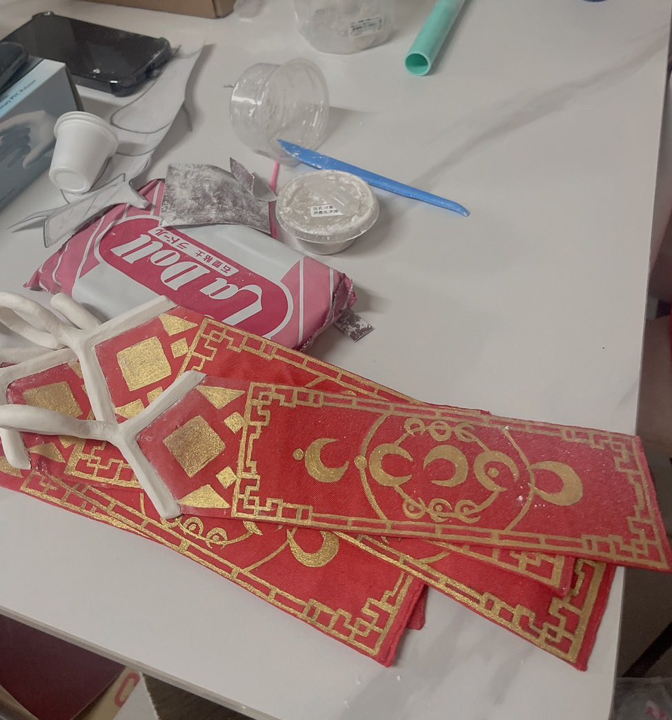 Juwern96's tweet image. Guess who I’m cosplaying this time?
Ignore the chaos on my desk — it’s all part of the creative process 😜
Alsooo… is it okay if I roll up on stage in my wheelchair?👩🏻🦽➡️
Still healing, might take 3 months before I can walk without my crutch.