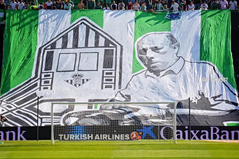 Día triste para el beticismo. Se nos va al cuarto anillo no solo el que durante años fue el guardián de Gol Sur, sino también un trocito de nuestra historia y uno de esos hombres del viejo fútbol.

Descanse en paz Alberto Tenorio.