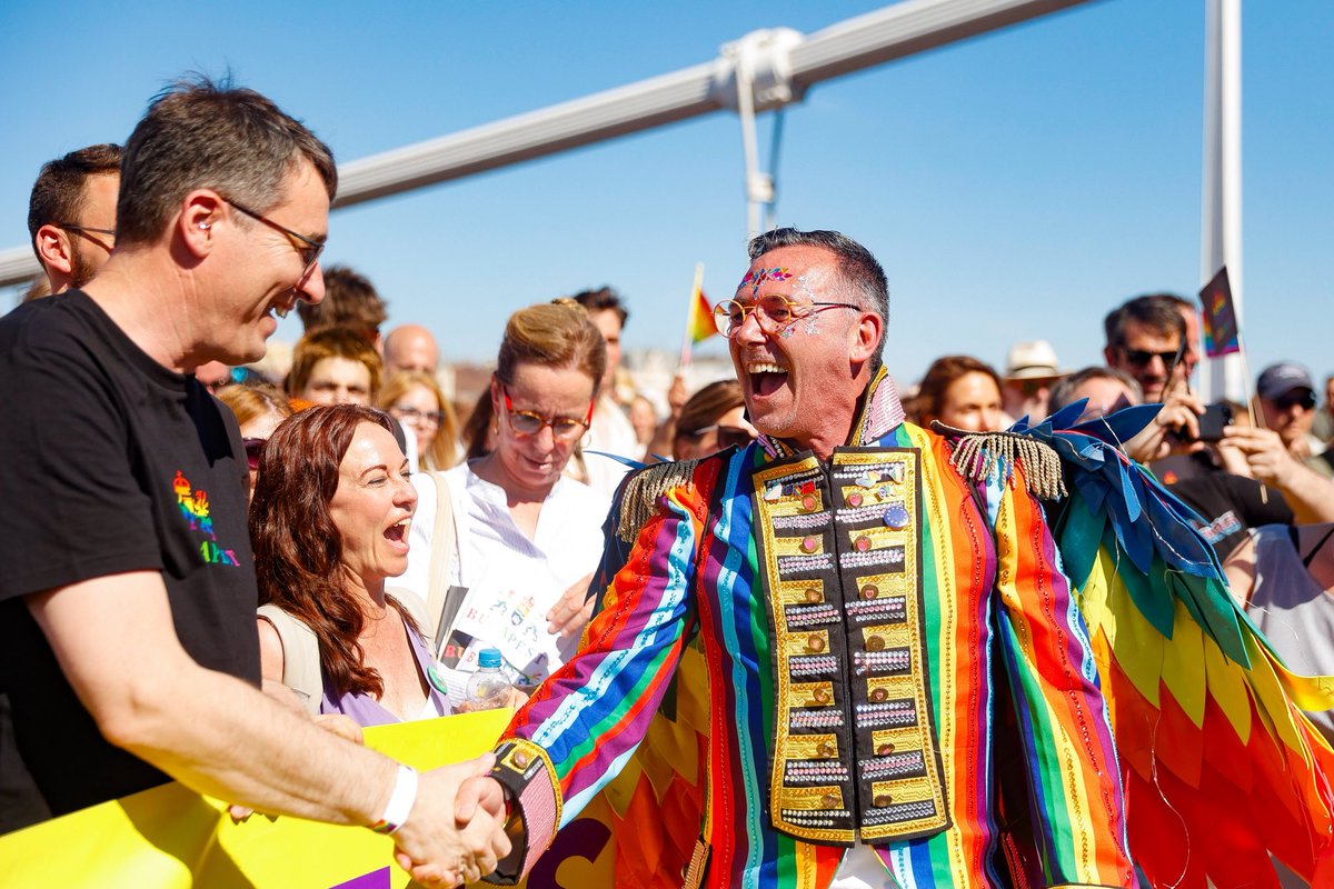 🏳️‍🌈🇭🇺Budapest, Hungría

La resistencia a la prohibición del Orgullo se canalizó a través de Gergely Karácsony, el alcalde de la capital: “Hungria no es un igual a su Gobierno. La libertad y el amor no se pueden prohibir”.

Fotos: Mario Morón ©️