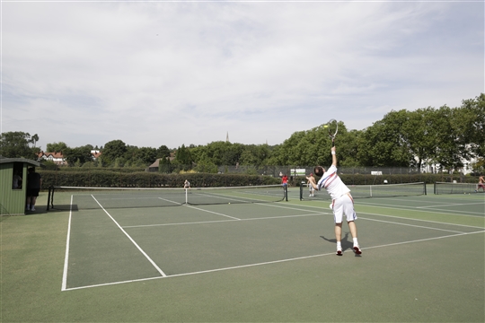 CityCorpHeath's tweet image. Wimbledon 2025 is well under way, so why not get some practice of your own in? We’ve got plenty of bookings available at our tennis courts at Parliament Hill and Golders Hill Park. 

Click the link below to book your slot now! 🎾

ow.ly/3EvM50WiZKy