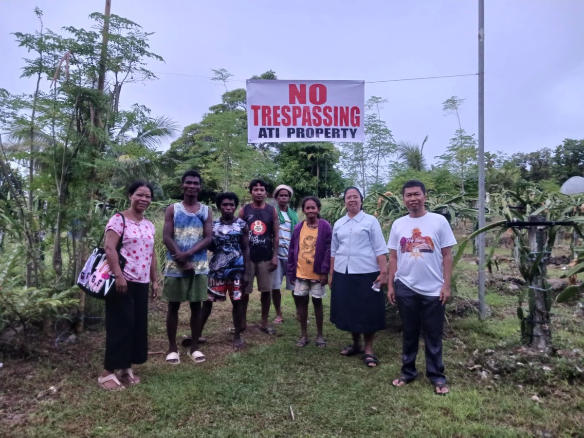TeddyBaguilatJr's tweet photo. Not much media coverage, tourists also don’t know much. But the Atis, the original people of Boracay are again being driven away by security guards of a land grabber. After DAR gave titles to them in 2018, binawi nila now saying it’s not agricultural!? E meron mga tanim doon https://t.co/b6p5gFttj7