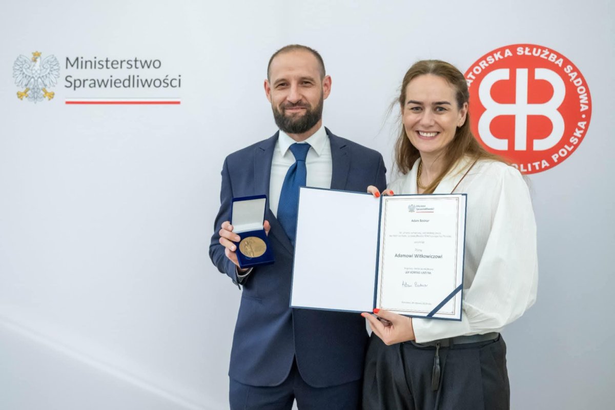 Miło nam poinformować, że w dniu 25 czerwca tj. w dniu w którym ustawowo jest obchodzone Święto Kuratorskiej Służby Sądowej, wiceprzewodniczący OZZKS  Adam Witkowicz otrzymał  z rąk Wiceministry Sprawiedliwosci <a href="/MariaEjchart/">Maria Ejchart</a> brązowy medal Lex Veritas Iustitia.  
<a href="/MS_GOV_PL/">Min. Sprawiedliwości</a>