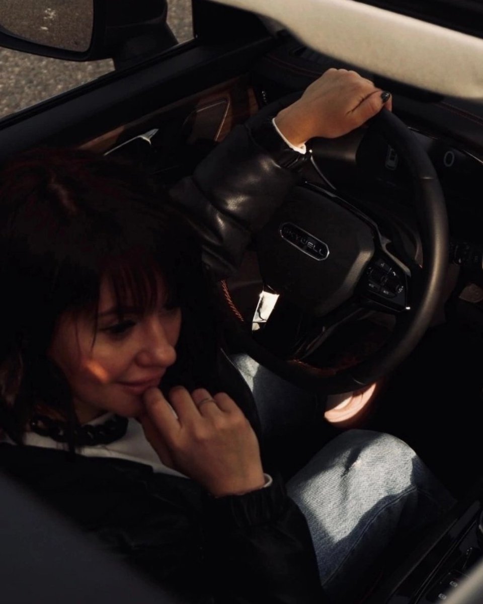 Libertad no es un destino. Es ese instante en el que te sientas al volante, subes la música y recuerdas que el mundo es todo tuyo.

El resto… puede esperar.