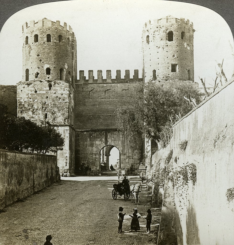 La Puerta Appia de las murallas de Aureliano y arco de Druso. Roma. En época medieval se comenzó a llamar puerta de San Sebastiano, ya que desde aquí la via Appia conducía a la basílica homónima.  
Fotografías de finales del siglo XIX