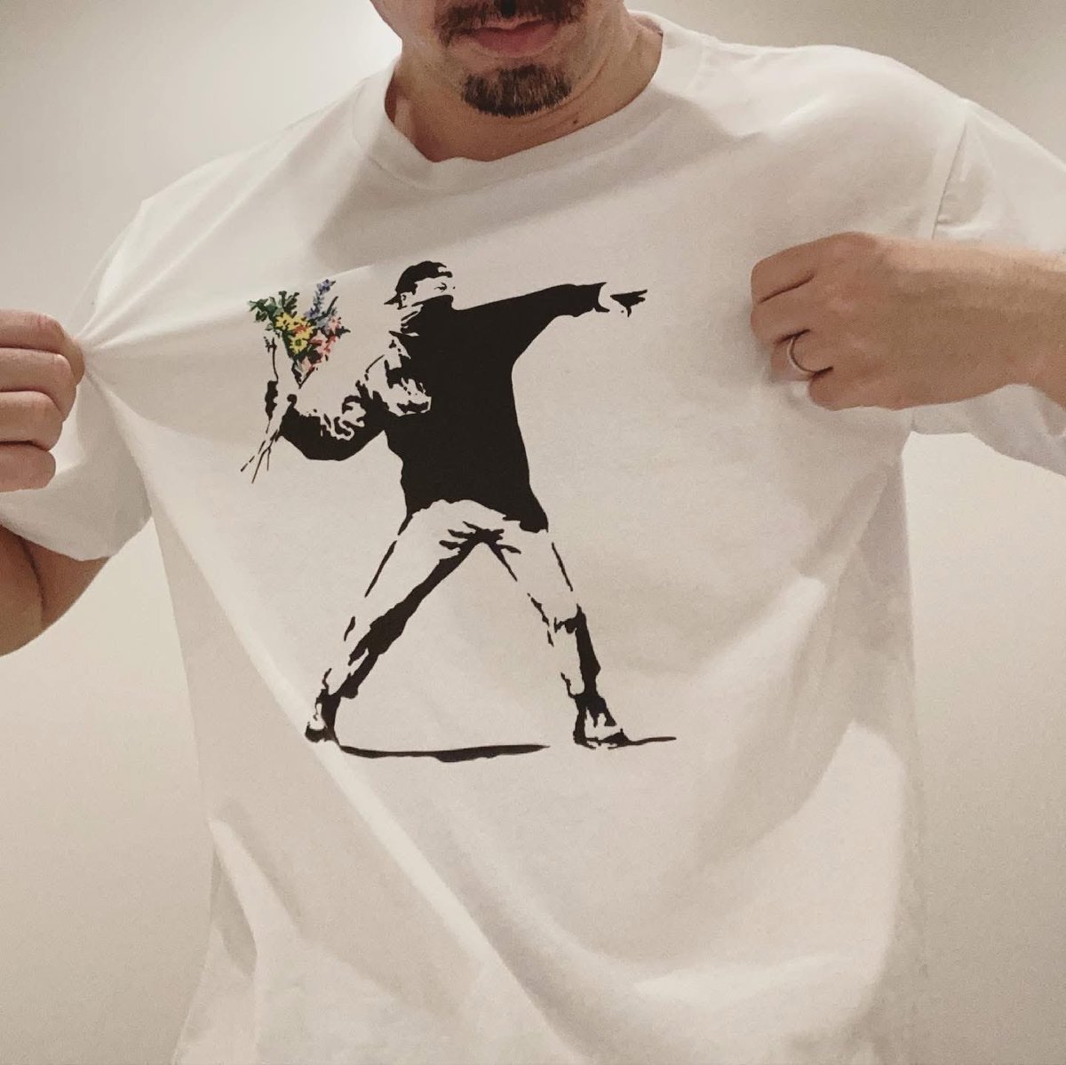 AtelierEnki's tweet photo. コロナ禍で街中が沈んでいた4年前の7月、店先のバス停に並ぶ人々へ花束を投下した

驚いた顔と「ありがとう」の一言。
あの時感じたのは、花が人の心をそっとほどき、温める力でした。

「誰かの一日に小さな光を灯したい」という思いで、今日まで花屋の仕事を続けています。 https://t.co/nJyav9flAW
