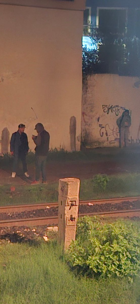drhuitron83's tweet photo. @ssc_pue sujetos consumiendo y vendiendo sustancias en la Via a la altura de la Sexta Privada de Melchor Ocampo. Colonia  Romero Vargas
Apoyo con rondines. Día, tarde y noche están estos sujetos. Y suelen asaltar a los transeúntes
Apoyo por favor
#capitalimparable @pepechedrauimx https://t.co/5QWKQSl7Ks