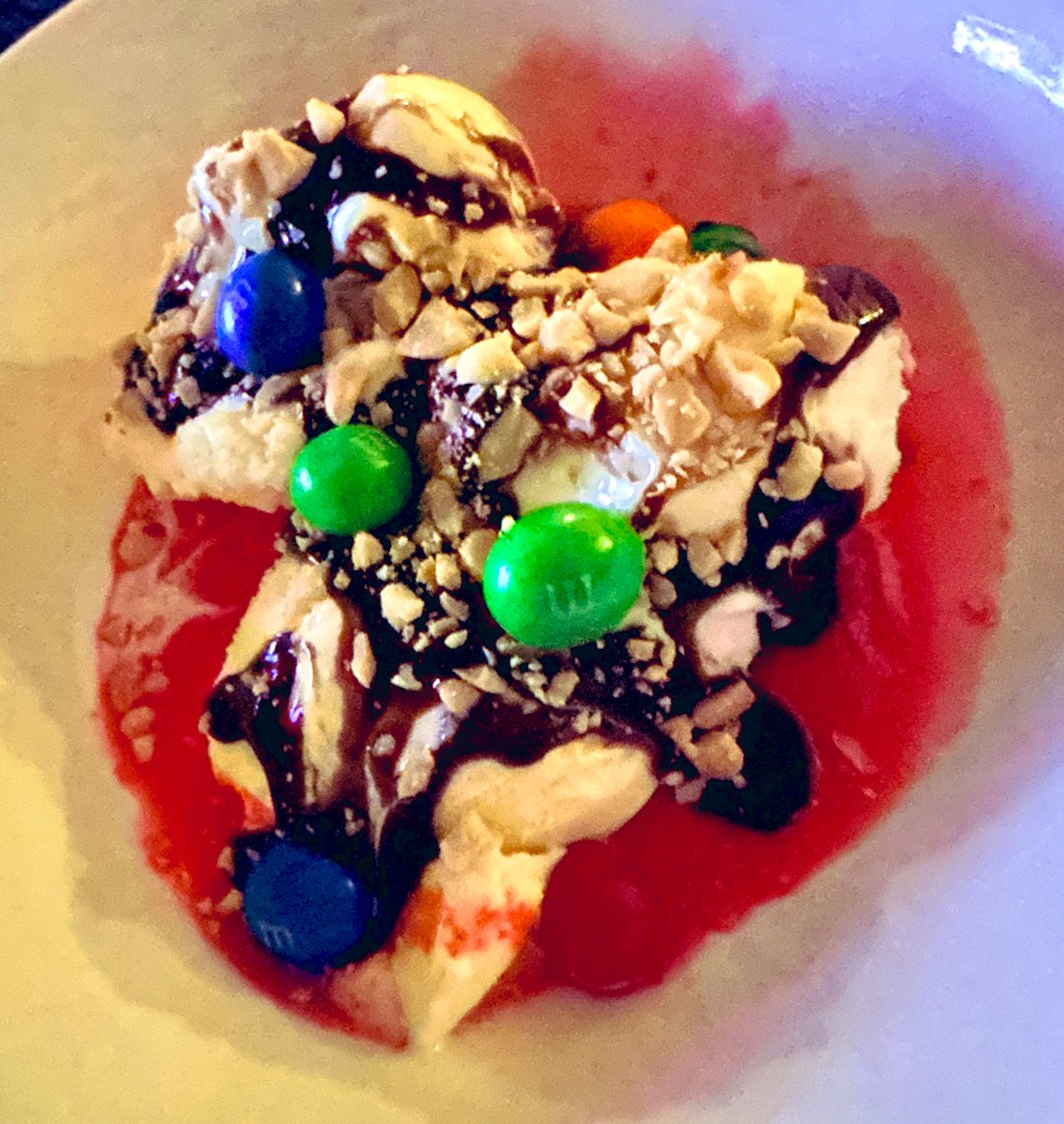 UnicrnShtMttrs's tweet photo. Ice cream, cottees thick & rich chocolate topping & hersheys strawberry syrup, crushed nuts & m&m nuts!
#fancyAsFuck https://t.co/TWsfw3U57y