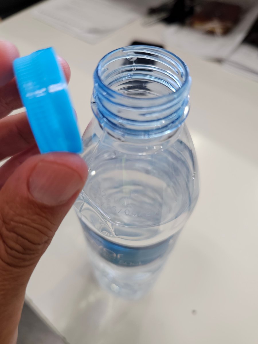 Acabo de abrir una botella de agua con demasiado ímpetu, y sin querer ha salido todo el tapón de golpe.

Y sí, ahora me siento culpable porque este fallo mío hará que la temperatura mundial suba, que nuestro fin esté más cerca.

Por mi culpa, por mi culpa, por mi gran culpa.