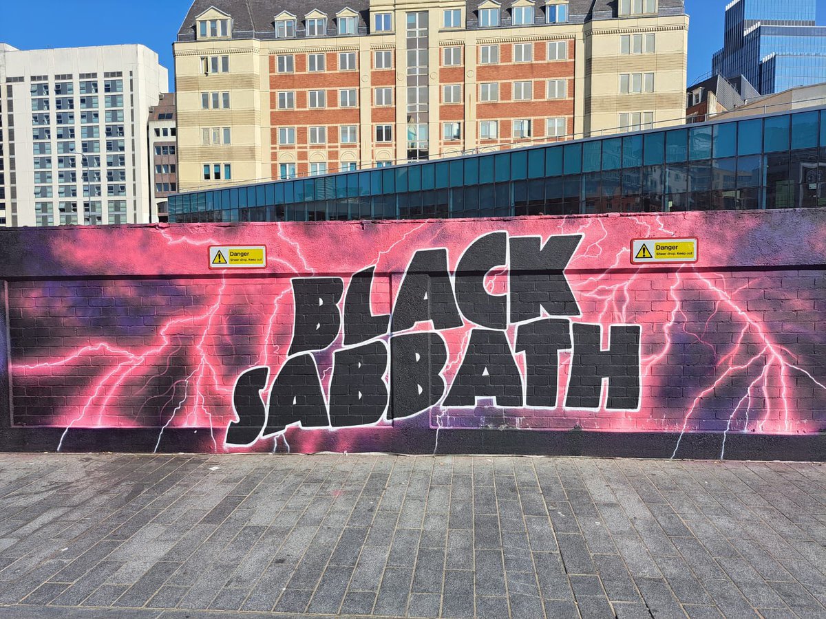 BrummieBull's tweet image. 🤟🏻Three sleeps until the gig we have all been waiting for!
🦇 I can’t wait to see you all coming through Birmingham New Street on your way to @AVFCOfficial for @BlackSabbath
👓 I’m still looking out for @OzzyOsbourne @geezerbutler @tonyiommi @billwarddrums!