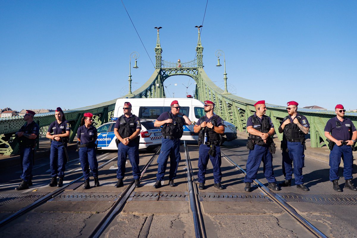 🏳️‍🌈🇭🇺Budapest, Hungría 

Sobre los asistentes pesaba la amenaza de una contra-manifestación anti-LGTBI, que trató de evitar el desfile cortando el Puente de la Libertad . La manifestación siguió su curso por el Puente de Isabel, rebosando alegría y libertad.

Fotos: Mario Morón ©️