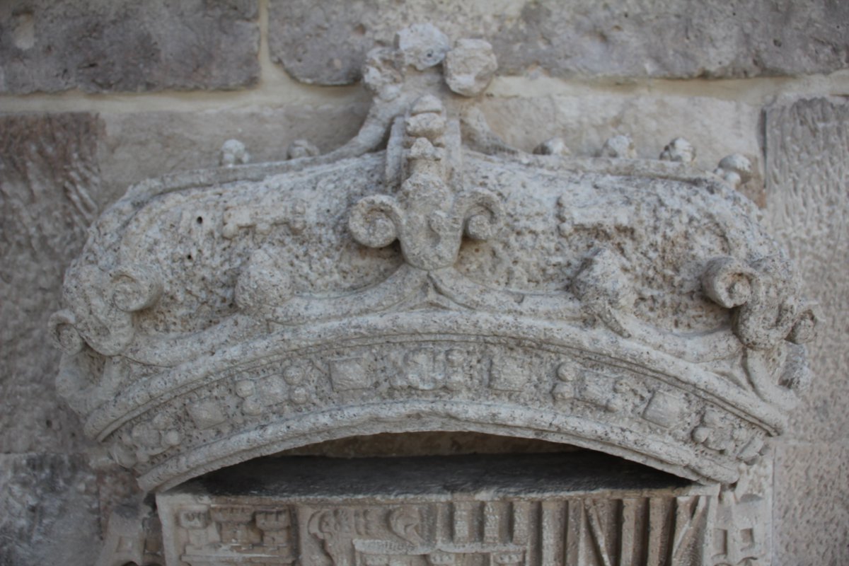 ipcepatrimonio's tweet photo. #IPCERestaura | Os mostramos el resultado final tras su restauración de las históricas puertas del Archivo de Simancas, fundado en 1540 por Carlos I. Las emblemáticas Puerta del Rey y Puerta del Archivo, con sus escudos y arcos de medio punto, vuelven a brillar. https://t.co/y0jEwpje9i