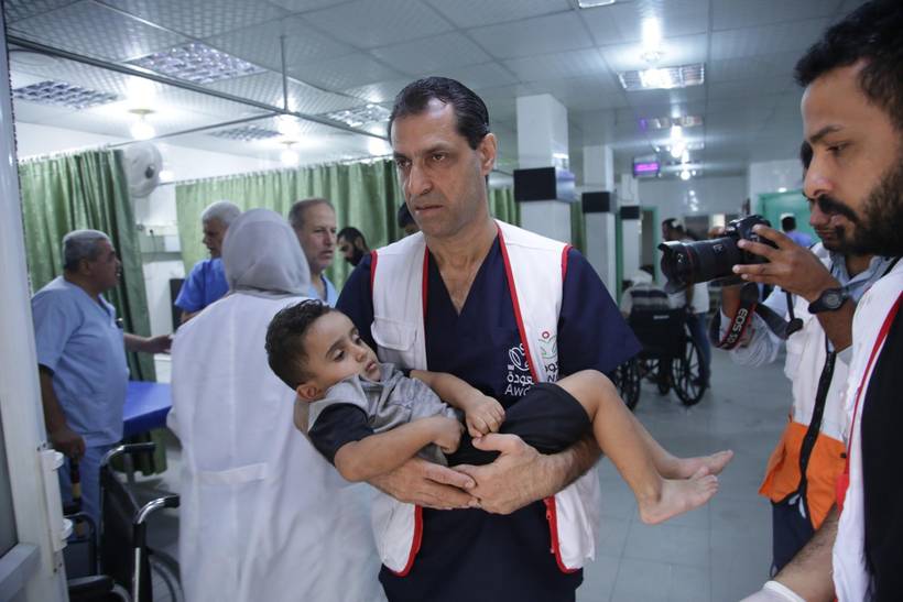 r_solidarite's tweet image. 561 jours que le Dr Ahmed Muhanna, directeur de l'hôpital Al Awda de #Jabalia, est détenu dans les geôles israéliennes.
Il est un symbole des centaines de soignants tués et capturés par le régime israélien depuis octobre 2023.
#FreeAhmedMuhanna #NotATarget