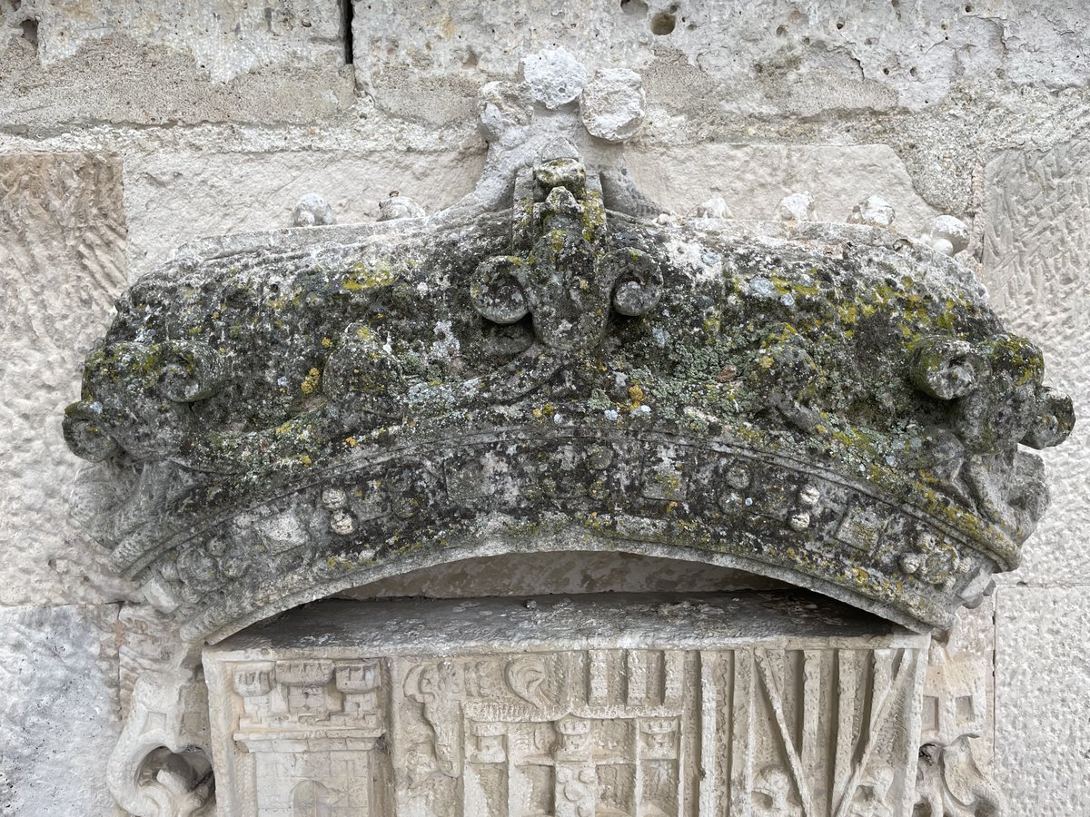 ipcepatrimonio's tweet photo. #IPCERestaura | Os mostramos el resultado final tras su restauración de las históricas puertas del Archivo de Simancas, fundado en 1540 por Carlos I. Las emblemáticas Puerta del Rey y Puerta del Archivo, con sus escudos y arcos de medio punto, vuelven a brillar. https://t.co/y0jEwpje9i