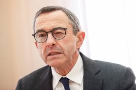Françaises, Français !
Gueux et gueuses !

  - Voulez-vous enrichir les RETRAITÉS US et
        Canadiens, dont les Fonds de Pension
       possèdent les actions d'éoliennes ?
              (Pendant qu'on baissera VOS retraites...)

  - Souhaitez-vous faire tourner les usines