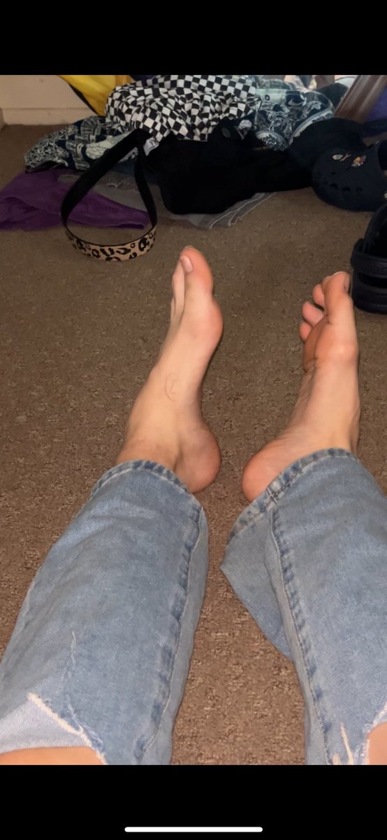 LunaMoonFeet's tweet photo. Doesn't this make you want to lick my feet 🦶 👅🦶💸💕#feet #feetworshi̇p #findomdom #findomgoddes #toes #arches #toeslover #feetlover https://t.co/QgdyiDwhAc