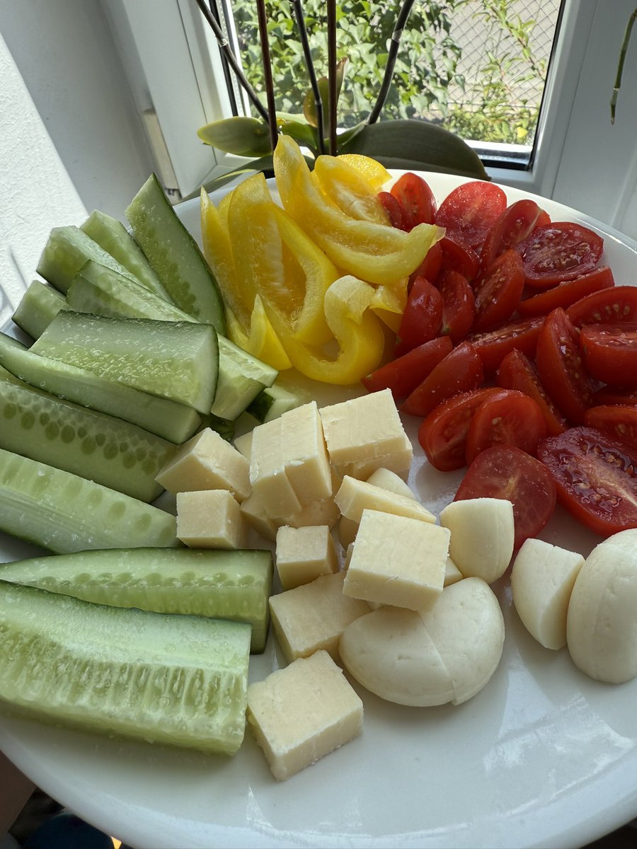 recipesbysina's tweet photo. No time to cook? This 5-minute snack plate does the job 🍅🧀 Tomatoes, cucumber, paprika + cheese - simple, fresh, always satisfying.
📌 Save for later! #snackideas #quickmeals #momlife #recipesbysina #lightfood https://t.co/eQ09c81lIW