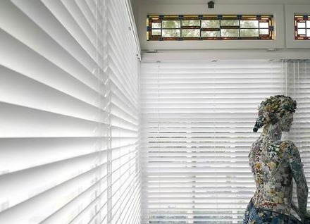 🌞 Controla la luz en tu oficina con estores a medida de Selzur Inn. 

 Mejoran el confort visual, la privacidad y la estética del espacio. 

 Enrollables, verticales, venecianas e impresos.

🔗 Más info: inn.selzur.com/estores/ 

 #EstoresDeOficina #SelzurInn #DiseñoDeOficinas