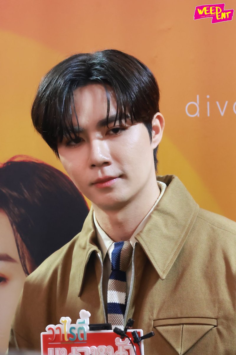 WEED_ENT's tweet photo. “ซี-พฤกษ์” หล่อแบบติ๊กถูกทั้งหมดสมมง MUSE ของ “divana” ✨🥰

#DivanaxZeeNuNew
#ZeeNuNew #ZeePruk 
#divana #ThePowerOfSunrise 
#ZonZonsScent #scentedbydivana https://t.co/2vazzjwDH2