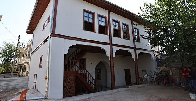 Antalya’da 2018’de yanan konağı kiralayan Büyükşehir Belediyesi, 15 milyona yakın harcamayla restore ettiği binayı ‘devlet konukevi’ yapılması için Valiliğe verdi. Kirasını halen belediyenin ödediği konak ise devlet konukevi değil, Valiliğin kurduğu özel şirkete ofis yapıldı…⬇️