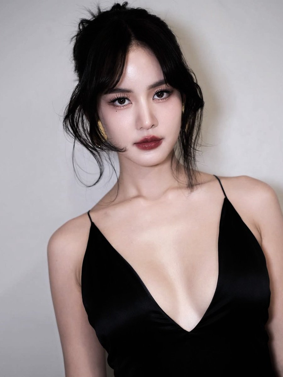 uradila's tweet image. ㅤ
 ️ㅤ
“They're talking 
behind your back.”              How's the view?
️️ ️ㅤ
️️ ️ㅤ