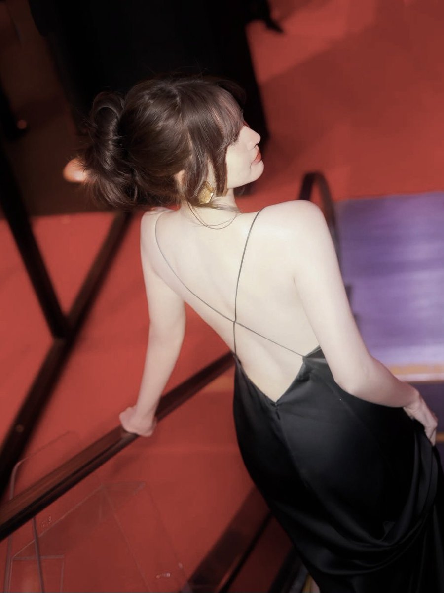 uradila's tweet image. ㅤ
 ️ㅤ
“They're talking 
behind your back.”              How's the view?
️️ ️ㅤ
️️ ️ㅤ