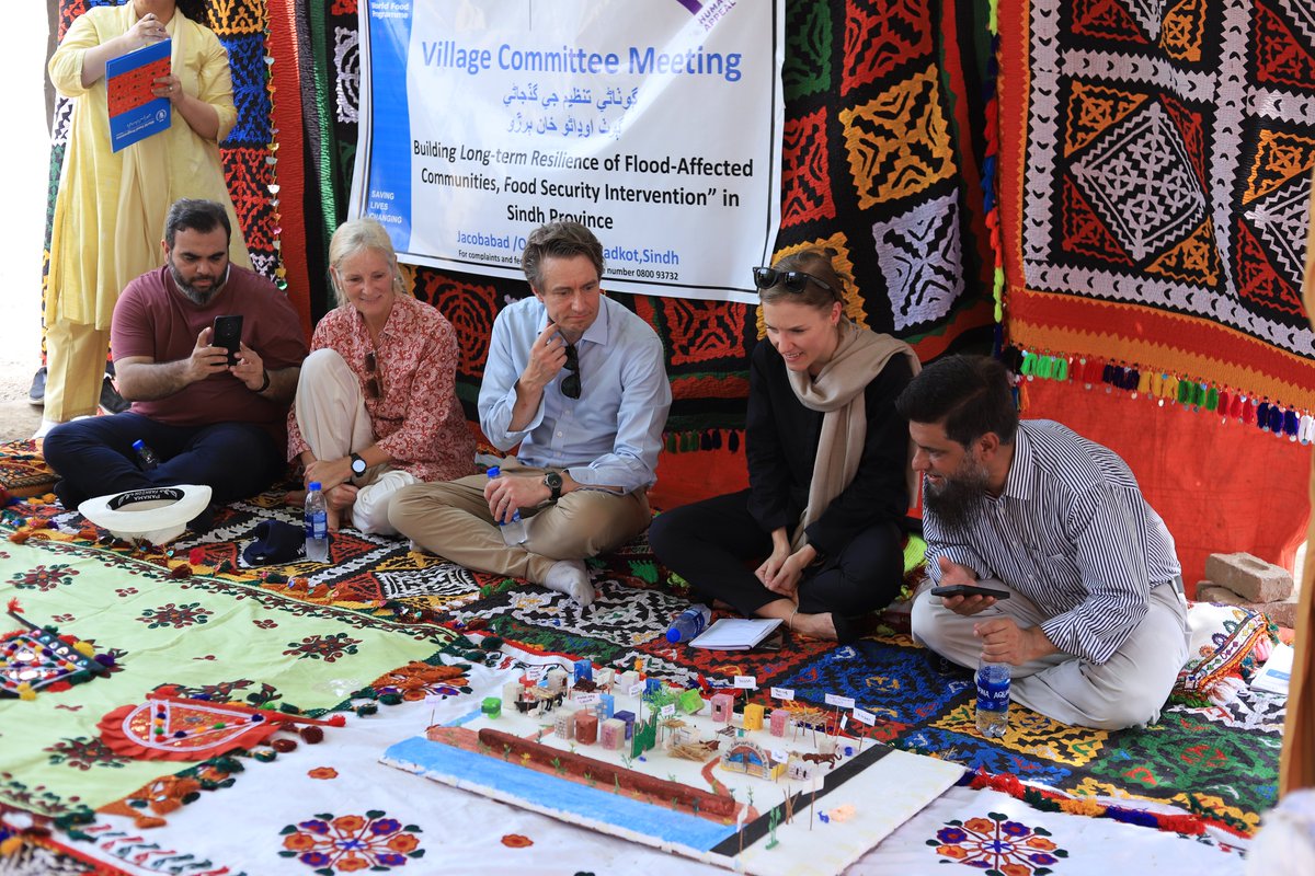WFPPakistan's tweet image. A delegation from @NorwayinPak visited Jacobabad, Sindh, to see their multi-year project in action.
✅ Over 12,000 ppl supported in 2024
✅ Villages protected from floods with new walls, culverts, pathways
✅ Support used for food, health, education, & community initiatives