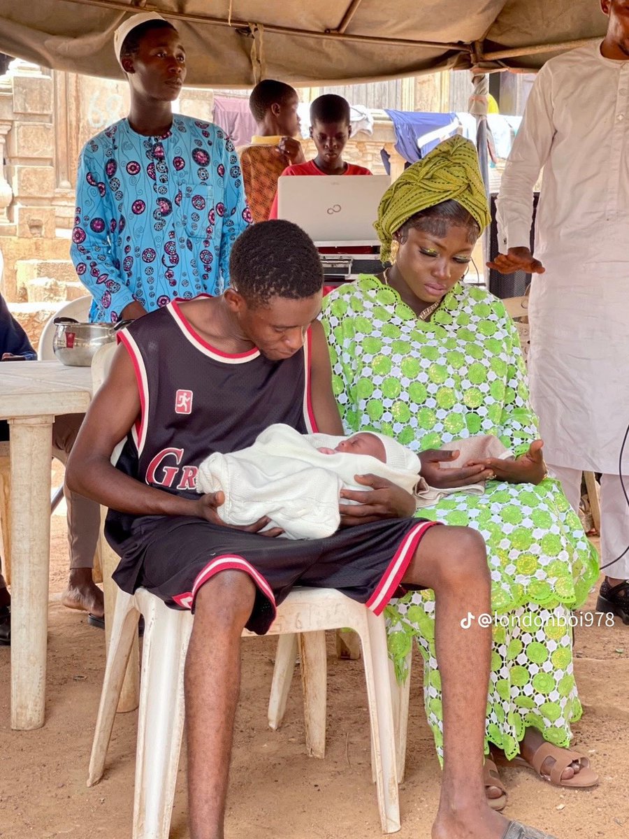 insideekiti's tweet photo. See wetin this one wear for him pikin naming ceremony😂😭🤦🏻‍♂️ https://t.co/HpttA54uQV