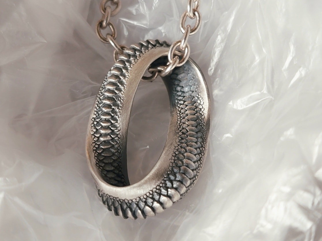 silver29617's tweet image. Dual Flow -NEW- Mobius pendant

杉山無限的變型
莫比烏斯帶概念的設計
簡單而獨特

-Dual Flow  杉山的日系新作-
傳統和風藝術感設計的系列
將和式元素以優美的線條展現
設計一系列日本畫般的首飾
#DualFlow #杉山孝博 #dresscode925