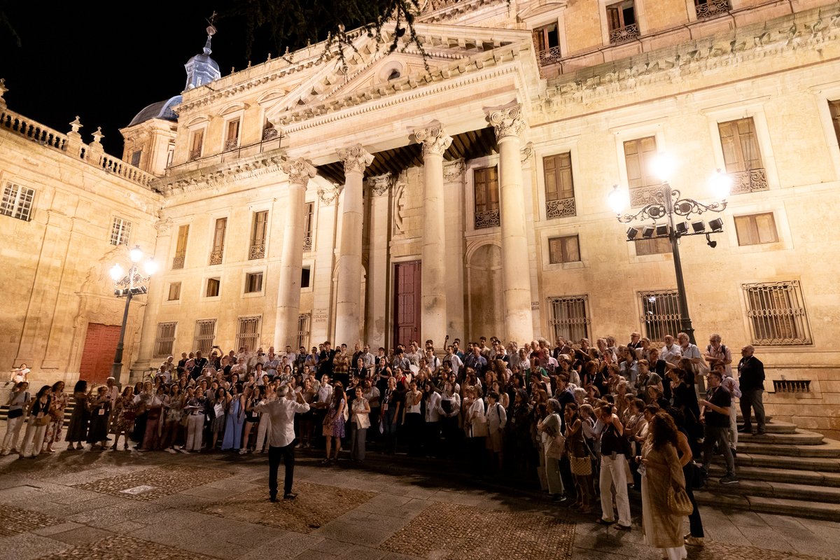 ✨ En una noche mágica, las voces de cientos de antiguos miembros del <a href="/CoroUSAL/">CoroUSAL</a> se fundieron con los rincones más emblemáticos de #Salamanca para celebrar el 75 del Coro Universitario y el 40 aniversario del Coro de Cámara

#SalamancaFinde