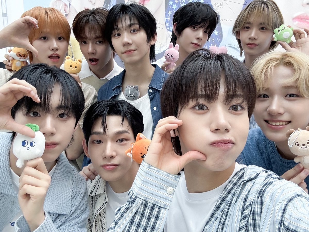 AHOF_official's tweet image. [📸] #POPUPSTORE #250702

큰 아홉 9️⃣ 작은 아홉 9️⃣ 보러 같이 갈래 🏃

🖇 instagram.com/reel/DLme8PBTp…

#AHOF #아홉
#WHOWEARE