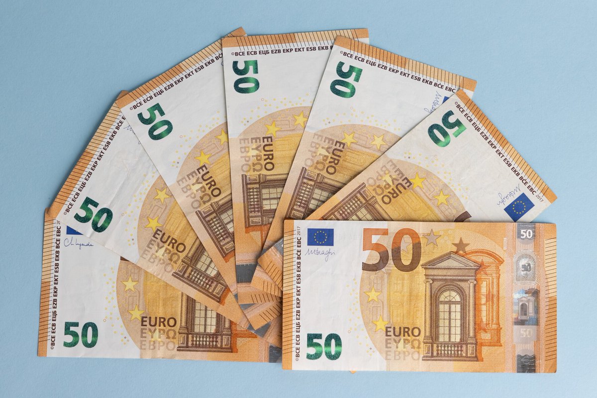 le_Parisien's tweet photo. 🔵 INFO LP | Un escroc soutire 220 000 euros à son «amoureuse» 

La victime a confi�� jusqu’à 220 000 euros à son escroc pour qu’il multiplie les billets grâce à un spectaculaire procédé qui implique notamment de faire bouillir les coupures.

➡️ https://t.co/7V0F9bkqDR https://t.co/f1zCByHTx8