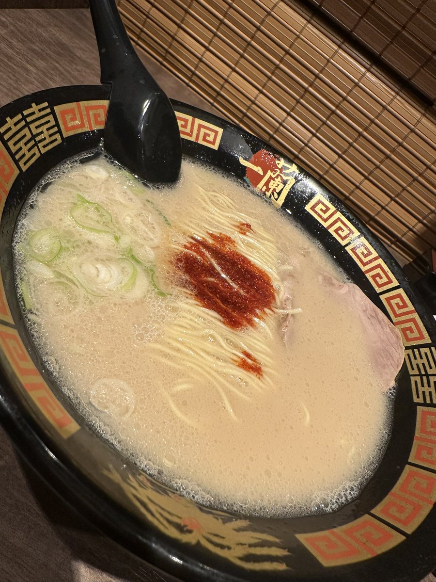 juris2nn's tweet photo. どうしても食べたくて友達誘って急遽一蘭🍜🤍

まじ徒歩圏内に住みたい🤣笑 https://t.co/ycW82azB9Z