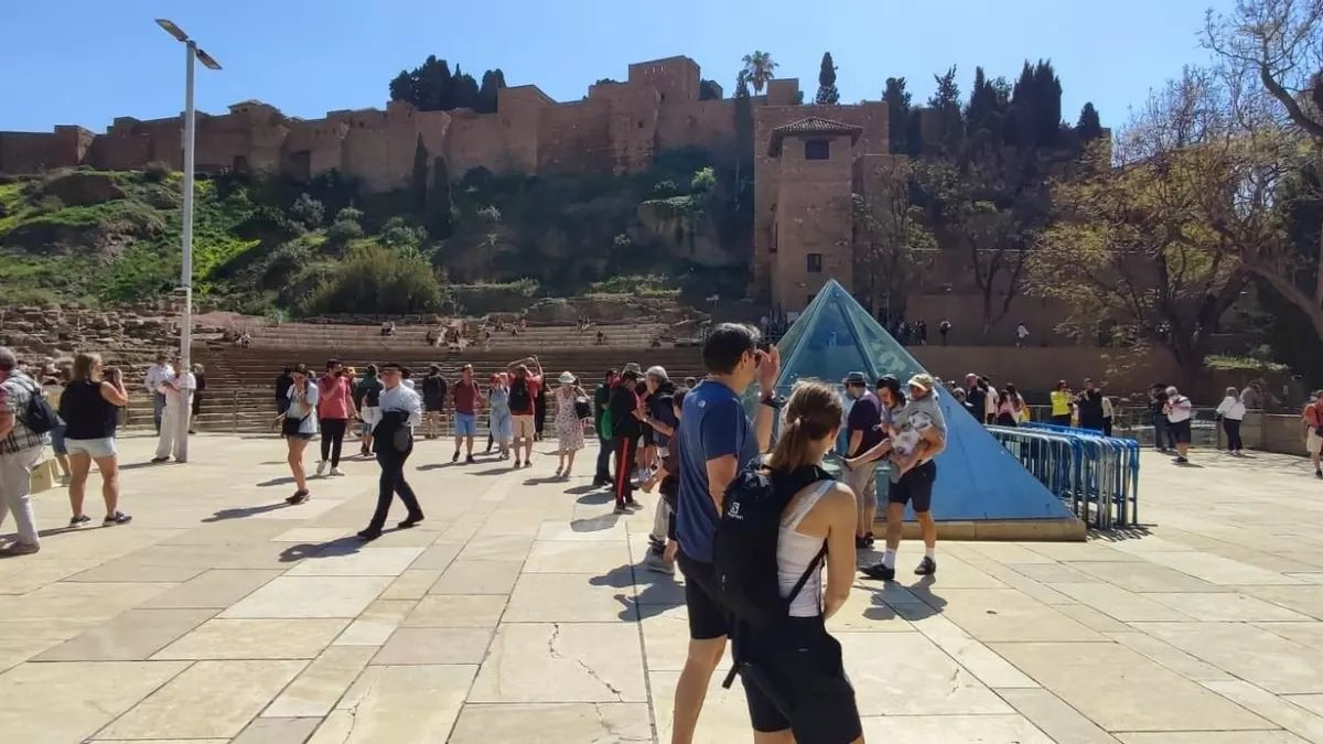 L’Andalousie s'attend à un nombre record de nuitées hôtelières et de locations cet été, avec des recettes qui pourraient atteindre les 9 000 millions d'euros. L'augmentation concerne non seulement les voyageurs nationaux, mais aussi les étrangers.➕info 👉 lepetitjournal.com/andalousie/act…