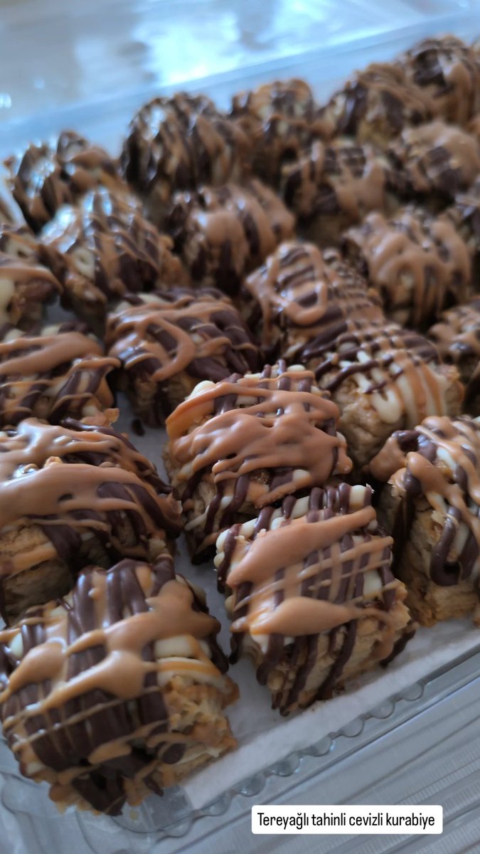 Bu günkü siparişimiz değerli eczacı müşterimize özel hazırlanıp teslim edildi.
Ev yapımı lezzetlerimizi tercih ettiği için teşekkür ederiz, kendilerine ve misafirlerine afiyet olsun.🍃

Zeytinyağlı pazılı, peynirli börek 
Tereyağıli tuzlu kurabiye 
Tereyağlı tatlı kurabiyeler