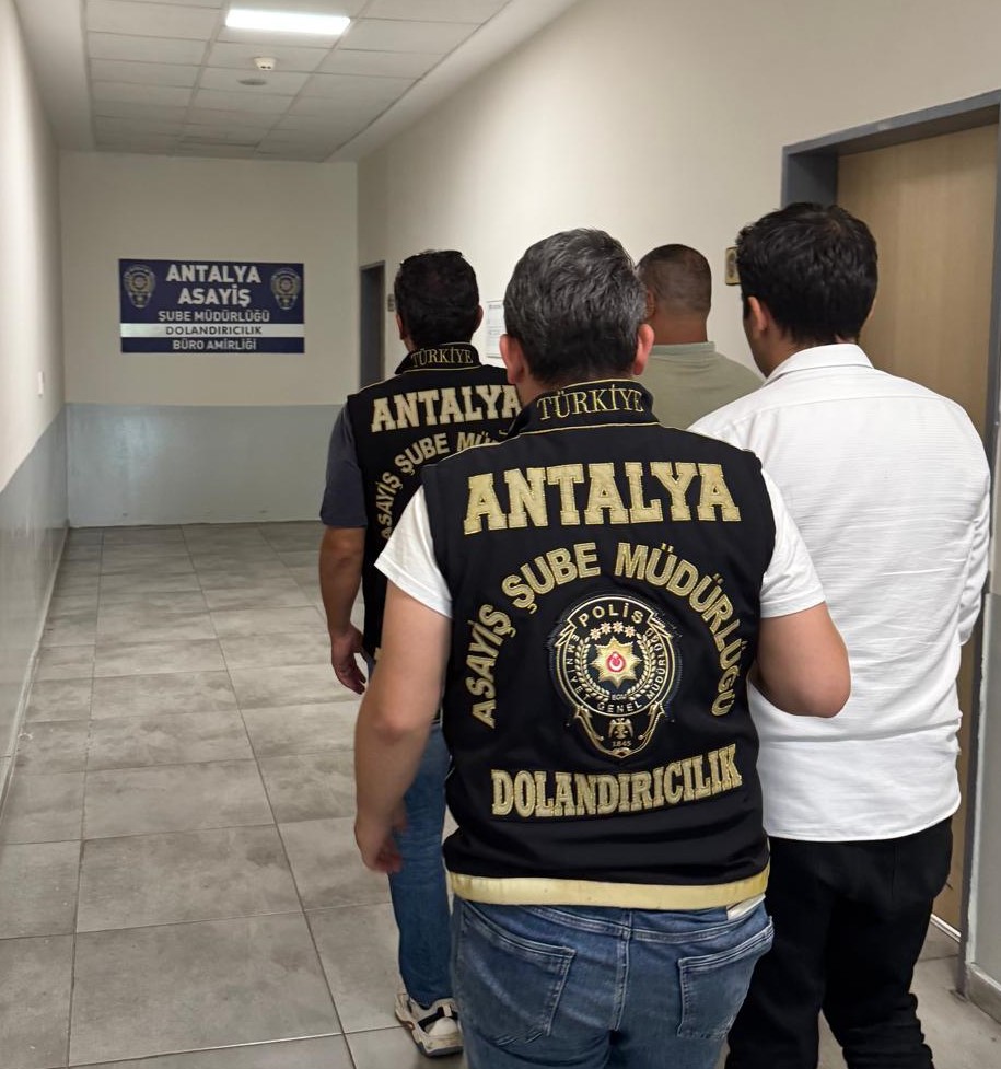 Emniyet Müdürlüğümüz birimlerince yapılan çalışmalarda;

✔Sanayi ve Ticaret Bakanlığı üzerinden teşvik kredisi,  Devletten turizm desteği ve Milli Emlak üzerinden yer tahsisi yapma vaatleriyle2️⃣farklı müştekiden toplam2️⃣Milyon Türk Lirası alan M.Ö. ve Ö.Ö.E. isimli şüpheli